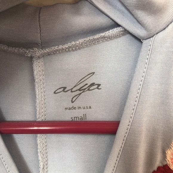 Alya high necked blouse with triangle cut out - Picture 3 of 3